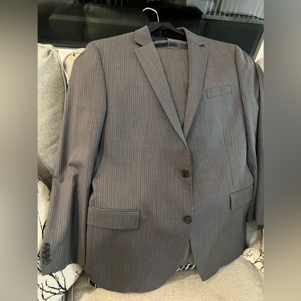 Michael Kors Suit. Gray color jacket size 46 pants size 36 by 32 lenght.